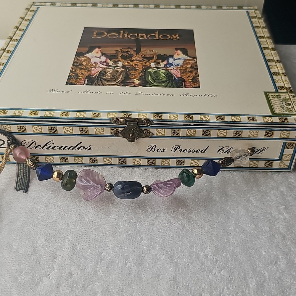 Vintage Unique Delicados Dominican Republic Cigar Box With Beaded Handle EUC - Picture 4 of 15